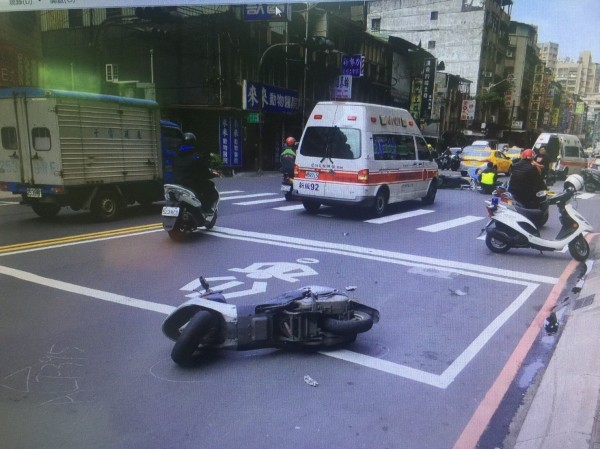 新北市2名女子騎車於中和區德光路相撞，機車倒地。（記者陳薏云翻攝）