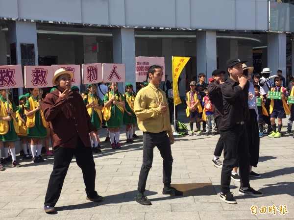 秀街舞展熱力，號召千人募發票及零錢，目標10萬元。（記者楊綿傑攝）