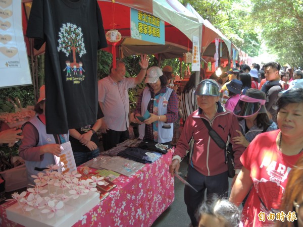 新北市客家桐花祭現場花還沒開，遊客難免有些失望。（記者翁聿煌攝）