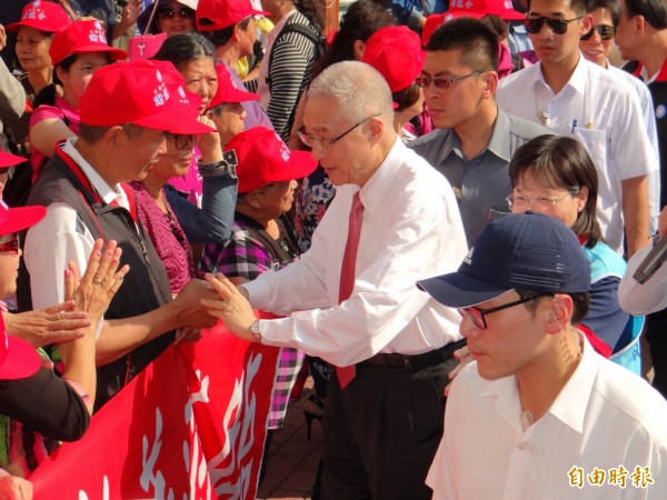 國民黨主席候選人吳敦義（中著白襯衫者）到台南辦造勢大會，受到支持者熱情歡迎。（記者王俊忠攝）