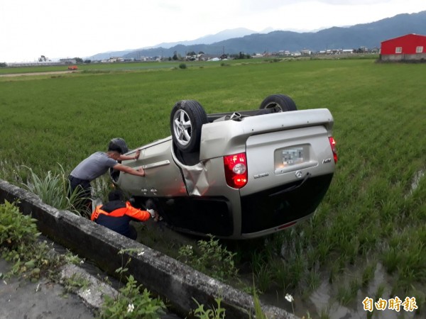 休旅車與機車相撞，四腳朝天摔田裡。（記者簡惠茹攝）