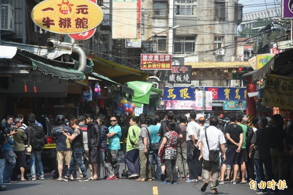 中和景新街410巷警匪駁火現場，警方全副武裝戒備，封鎖附近巷道。（記者廖振輝攝）