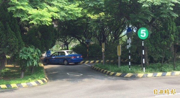 3名參加自小客車考試的考生，倒車入庫全都壓線被扣16分（記者鄭瑋奇攝）