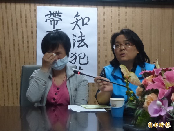 金門縣議員陳玉珍（右）陪同蔡婦痛陳縣府拖欠薪資，是號稱全國福利第一的金門最大諷刺。（記者吳正庭攝）