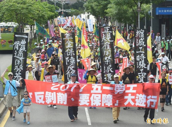 今天是五一勞動節，近萬名勞工再度走上街頭，以「要保障、反剝削」為遊行主題並提出5大訴求。（記者廖振輝攝）