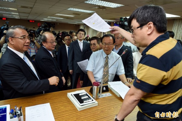 立法院司法及法制委員會1日併案審查公務人員退休條例，國民黨團甲級動員，杯葛年金改革草案。（記者簡榮豐攝）