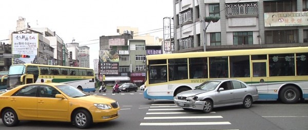 從彰化伸港發車的彰化客運學生專車，受到計程車、自小客車的車禍波及，車上彰中學生由接駁車載送到學校。（記者劉曉欣翻攝）