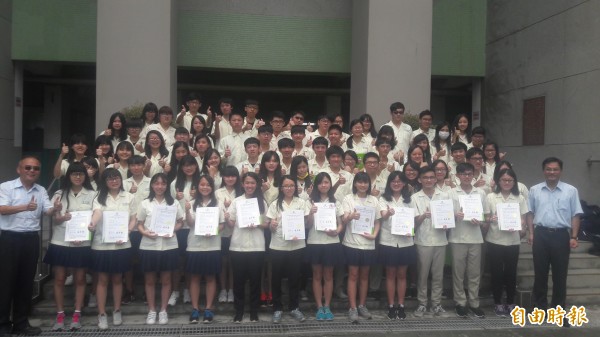 新竹高商學生參加電子書競賽，21件作品有19件獲獎，更獲得教師和高職組學生雙料冠軍，已連續4年獲雙料冠軍。（記者洪美秀攝）