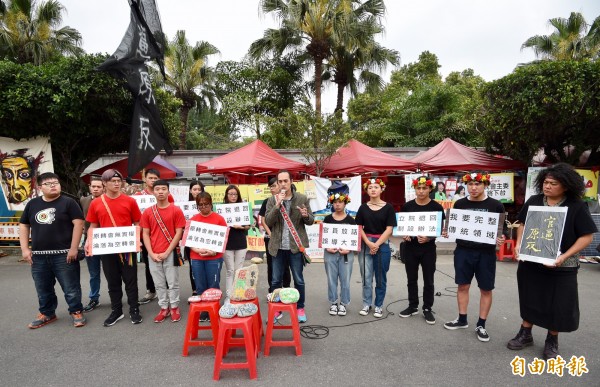 東華大學原住民族學院師生10多人31日在總統府前凱道格蘭大道上召開記者會，要求原民會應重新擬定包含完整傳統領域的劃設辦法。（資料圖 記者羅沛德攝）