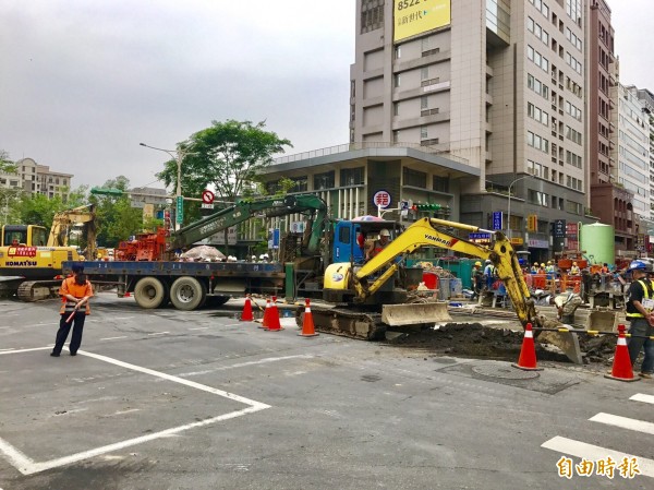 北市光復北路八德路口封路塌陷加劇，將再度封路搶修。（記者林筑涵攝）