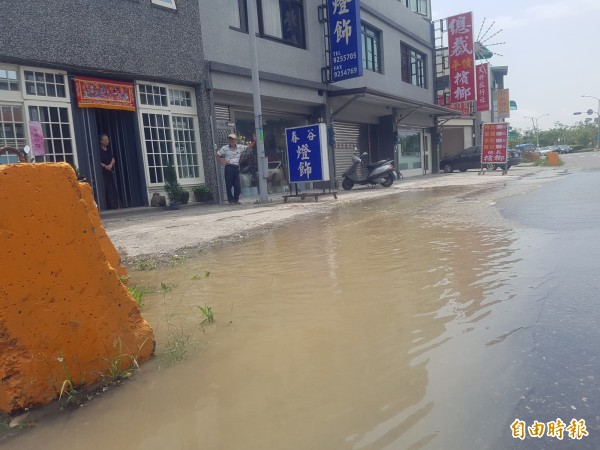 宜蘭市路面自來水管破裂，積水成河。（記者簡惠茹攝）