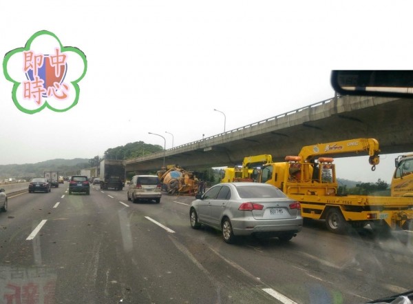 水泥預拌車翻覆在國道外側車道，相關單位趕到現場處理。（記者曾健銘翻攝）