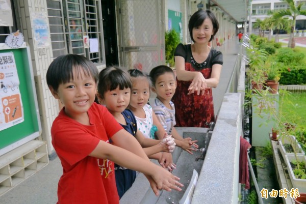 師生勤洗手，是預防腸病毒疫情大流行的方法之一。（記者王峻祺攝）