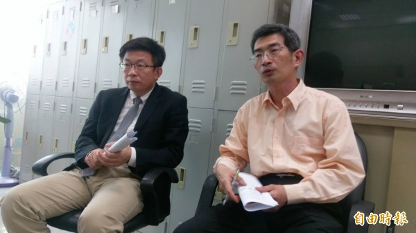 勞動部次長郭國文（左）與副司長黃維琛說明入闈人員納勞基法責任制。（記者黃邦平攝）