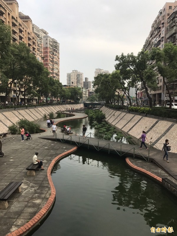 新莊中港大排，整治後有台版清溪川之稱，是新莊民眾休閒好去處。（記者葉冠妤攝）