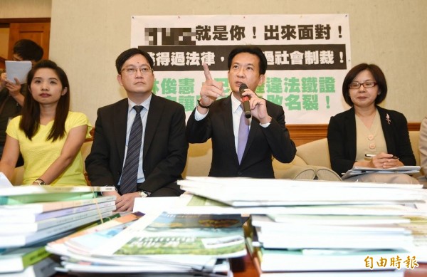 立委林俊憲（右二）點名補教名師陳國星疑似透過買通評委方式不法取得標案長達數年。（記者方賓照攝）