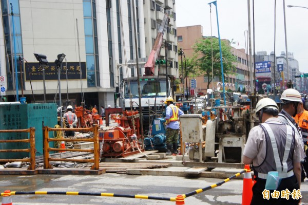 針對北市光復北路與八德路口地面下陷，台電今下午表示，目前整體狀況已經穩定，若無意外明上午6點就會先開放光復北路南北向通行，東西向則須再等等。（記者黃建豪攝）