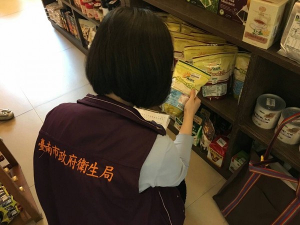 高雄市傳出過期黑心原料製食品，南市衛生局人員四日急忙稽查下架問題食品。（記者王俊忠翻攝）