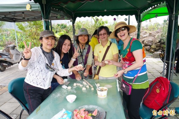 新加坡旅客到高雄農村旅遊，開心當起一日農夫。（記者陳文嬋攝）