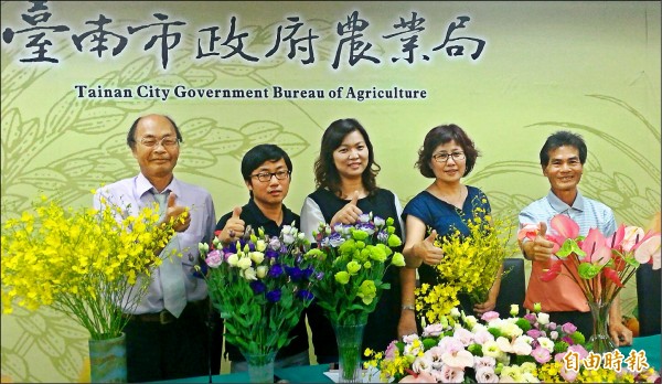火鶴花、洋桔梗及文心蘭是台南市三大花卉產業，農業局邀農民共同推廣，其中，洋桔梗花語為「不變的愛」，適合在母親節送媽媽。（記者王涵平攝）