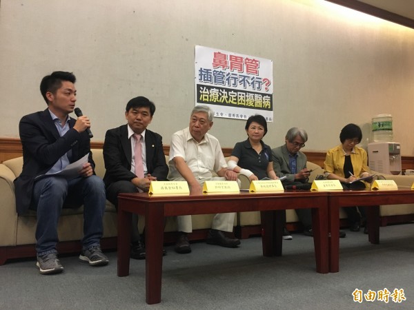 國民黨立委盧秀燕、蔣萬安，舉辦記者會呼籲建立鼻胃管使用與否的評估機制。（記者鄭鴻達攝）