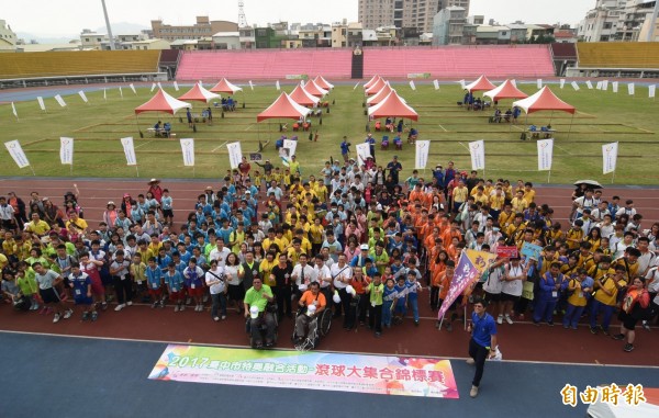 參加特奧滾球賽4百多位選手們,摩拳擦掌準備爭取冠軍。(記者李忠憲攝) 參加特奧滾球賽4百多位選手們,摩拳擦掌準備爭取冠軍。(記者李忠憲攝)