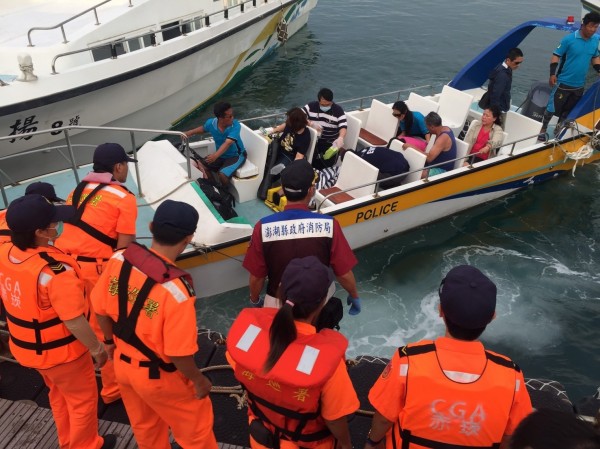 吉貝沙尾發生男性遊客溺水意外，緊急雇船送回馬公本島搶救。（記者劉禹慶翻攝）