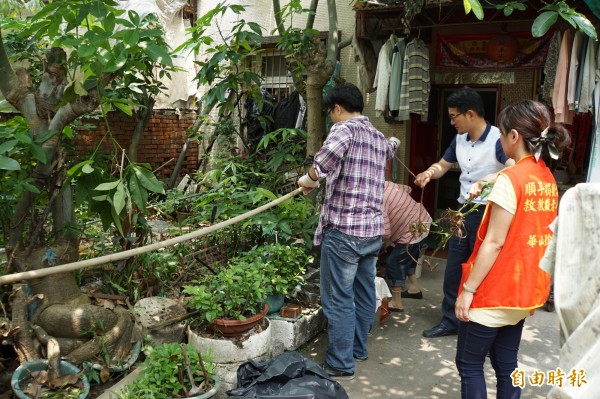 立委劉建國為獨老清理居家環境，作為獨老的母親節禮物。（記者詹士弘攝）