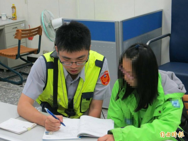 暖警化身家教，引導少女學習。（記者鄭淑婷攝）