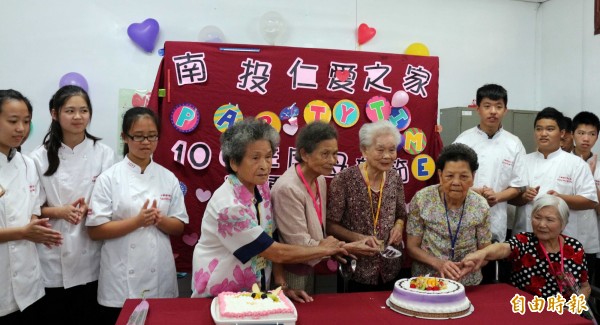 南投仁愛之家舉辦慶祝母親節活動，中興國中食品技藝班學生製作蛋糕及獻花，向媽媽、阿嬤等長輩祝福母親節快樂。（記者謝介裕攝）