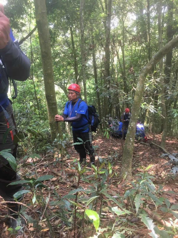 搜救人員在守城大山和守關山一帶搜尋。（南投消防局提供）