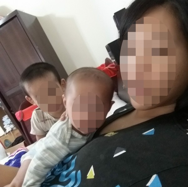 陳婦常與2孩子拍照。（記者蔡宗憲翻攝）