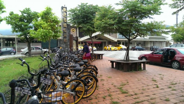 「OBIKE」自行車租賃服務進駐花蓮，到處皆可發現共享單車的蹤跡，但單車大量置於人行道的停車亂象，也讓當地居民「忍無可忍」。（民眾李美玲提供）