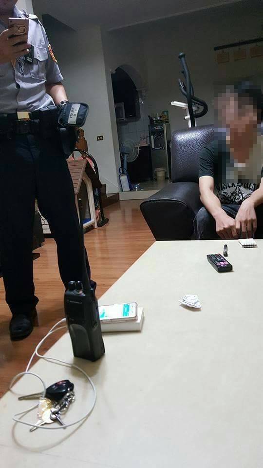 員警電聯林某未果，凌晨至他家破門救人，發現他只是因為熟睡沒接電話，讓眾人鬆了一口氣。（記者曾迺強翻攝）