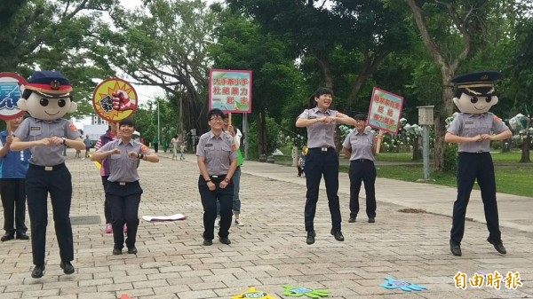 台東縣警局六名女警在台東知名的鐵花村徒步區大跳舞蹈。（記者王秀亭攝）