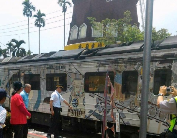 俗稱「集集小火車」的鐵道集集支線，今發生火車不慎擦撞遊客的意外，案發現場還可見鐵路局豎立「禁止通行」告示牌，更引發各界對意外的關注。（記者謝介裕翻攝）