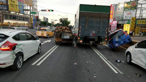 本月4日沙鹿區向上路段發生8車追撞車禍。（圖由陳敬修提供）