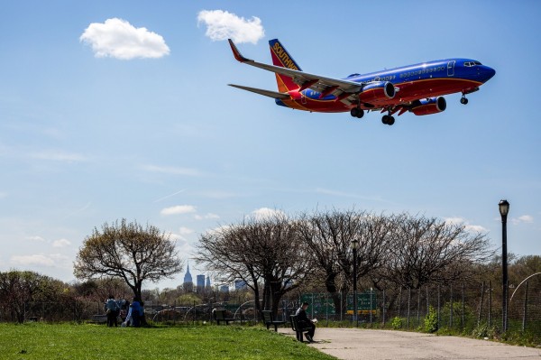 最近美國航空公司醜聞頻傳，不過西南航空一名機長的舉動感動百萬美國網友。（彭博社）