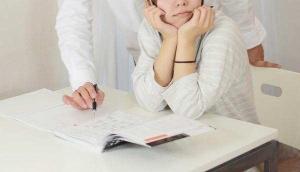 中部有所私立學校的男老師想斬斷師生戀，但女學生卻拒絕，甚至做出自殘行為。師生示意圖，與新聞無關。（情境照）