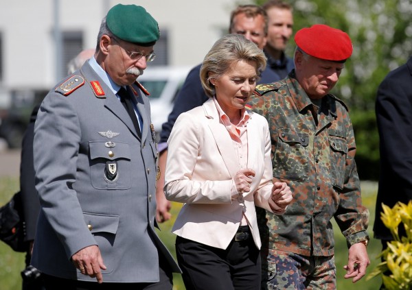 德國國防部長馮德萊恩（中）前往鄰近法國的伊爾基希（Illkirch）軍營視察。。（路透）