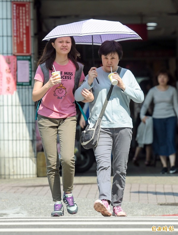 氣象專家吳德榮表示，未來一週天氣持續悶熱、民眾要注意防曬、多補充水分。（記者黃耀徵攝）