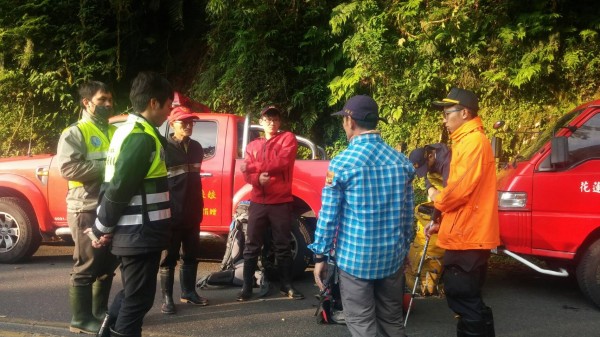 花蓮縣消防局今早集結救難人員，上山接駁受困在恐龍塔的19名登山客。（記者王峻祺翻攝）