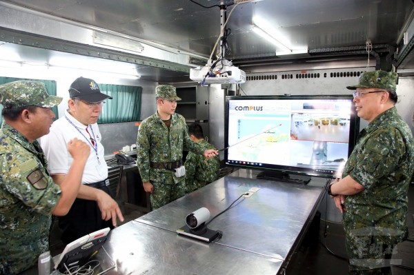 台北市長柯文哲率團到北部地區端節勞軍，由陸軍第六軍團指揮官徐衍璞中將（右）陪同。（圖：軍聞社提供）。