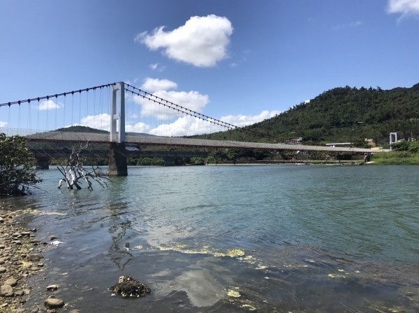 屏東縣滿州鄉佳樂水港口水域傳出有民眾發現鱷魚。（記者蔡宗憲翻攝）