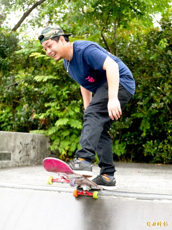 30歲的陳昱宏為了推廣滑板運動，在羅東開店並免費教學。（記者簡惠茹攝）