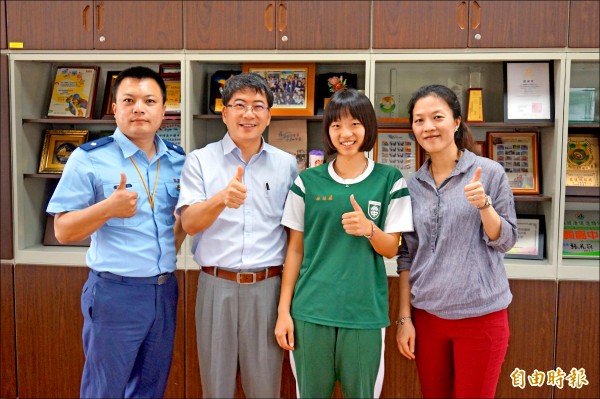 嘉義竹崎高中體育班學生林佳慧（右二）錄取空軍官校理工組飛行軍費生，師長向她祝賀及勉勵。（記者曾迺強攝）