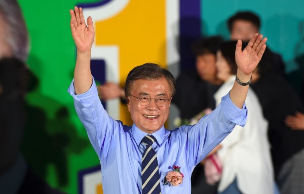 南韓今(9)日進行總統大選,當地時間晚間8時(台灣時間晚間7時)公布的出口民調顯示,「共同民主黨」文在寅的得票率領先,預計將入主青瓦台。(法新社) 南韓今(9)日進行總統大選,當地時間晚間8時(台灣時間晚間7時)公布的出口民調顯示,「共同民主黨」文在寅的得票率領先,預計將入主青瓦台。(法新社)