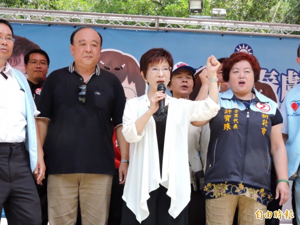 國民黨主席洪秀柱今天上午至板橋區介壽公園參加母親節活動，被問到下午辯論會的做了什麼準備？她笑說：「講真話就好。」（記者賴筱桐攝）