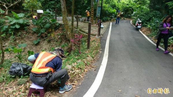 82歲的張姓老翁，酒駕被判2個月確定，現在每天在員林登山步道工作抵罰金。（記者顏宏駿攝）