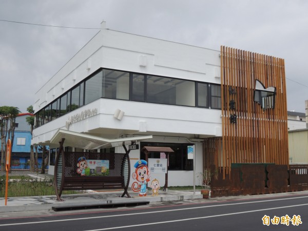 羅東鎮圖仁愛館明天開館活動喊卡。（記者江志雄攝）